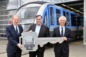 Von links: Albrecht Neumann, CEO Rolling Stock bei Siemens Mobility, Ingo Wortmann, SWM Geschäftsführer Mobilität und Vorsitzender der MVG-Geschäftsführung, Regierungspräsident Dr. Konrad Schober.