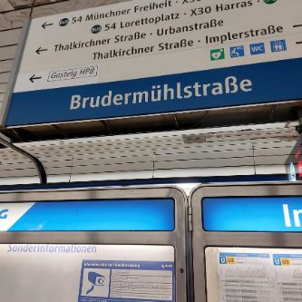 Am U-Bahnhof Brudermühlstraße zeigen Hinweisschilder den Weg zum Gasteig HP8