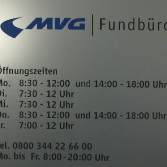 Schild Öffnungszeiten MVG Fundbüro