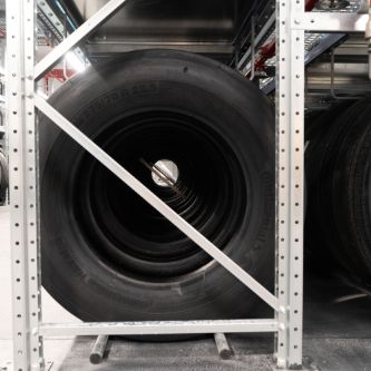 Bis zu 360 Reifen lagern im Keller des Standorts Moosach.