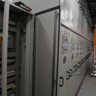 Im Keller sorgen Ladegeräte dafür, dass die E-Busse rund um die Uhr mit Strom versorgt werden können.