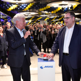 Oberbürgermeister Dieter Reiter (links) mit Ingo Wortmann, SWM Geschäftsführer Mobilität und Vorsitzender der MVG-Geschäftsführung bei der offiziellen Eröffnung des umgestalteten Zwischengeschosses mit den neuen Läden am 12. Dezember 2023.
