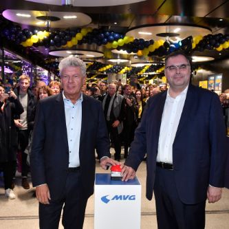 Oberbürgermeister Dieter Reiter (links) mit Ingo Wortmann, SWM Geschäftsführer Mobilität und Vorsitzender der MVG-Geschäftsführung bei der offiziellen Eröffnung des umgestalteten Zwischengeschosses mit den neuen Läden am 12. Dezember 2023.