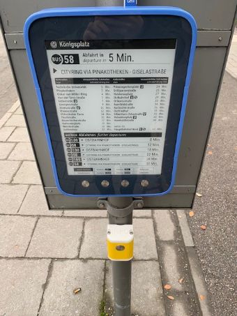 E-Paper-Gerät am Königsplatz