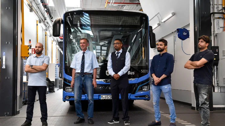 Teilnehmer des Projekts vor einem Bus