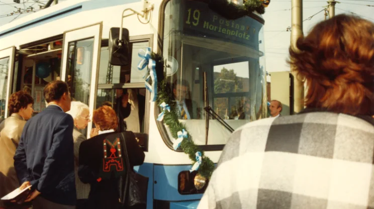 Die Eröffnungsfahrt der Trambahn vom Typ R2 im Jahr 1994