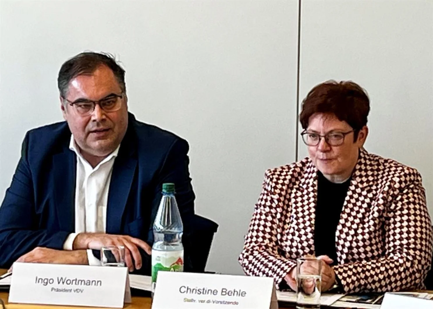 VDV-Präsident Ingo Wortmann und Christine Behle (stellvertretende Vorsitzende von ver.di) beim gemeinsamen Pressegespräch