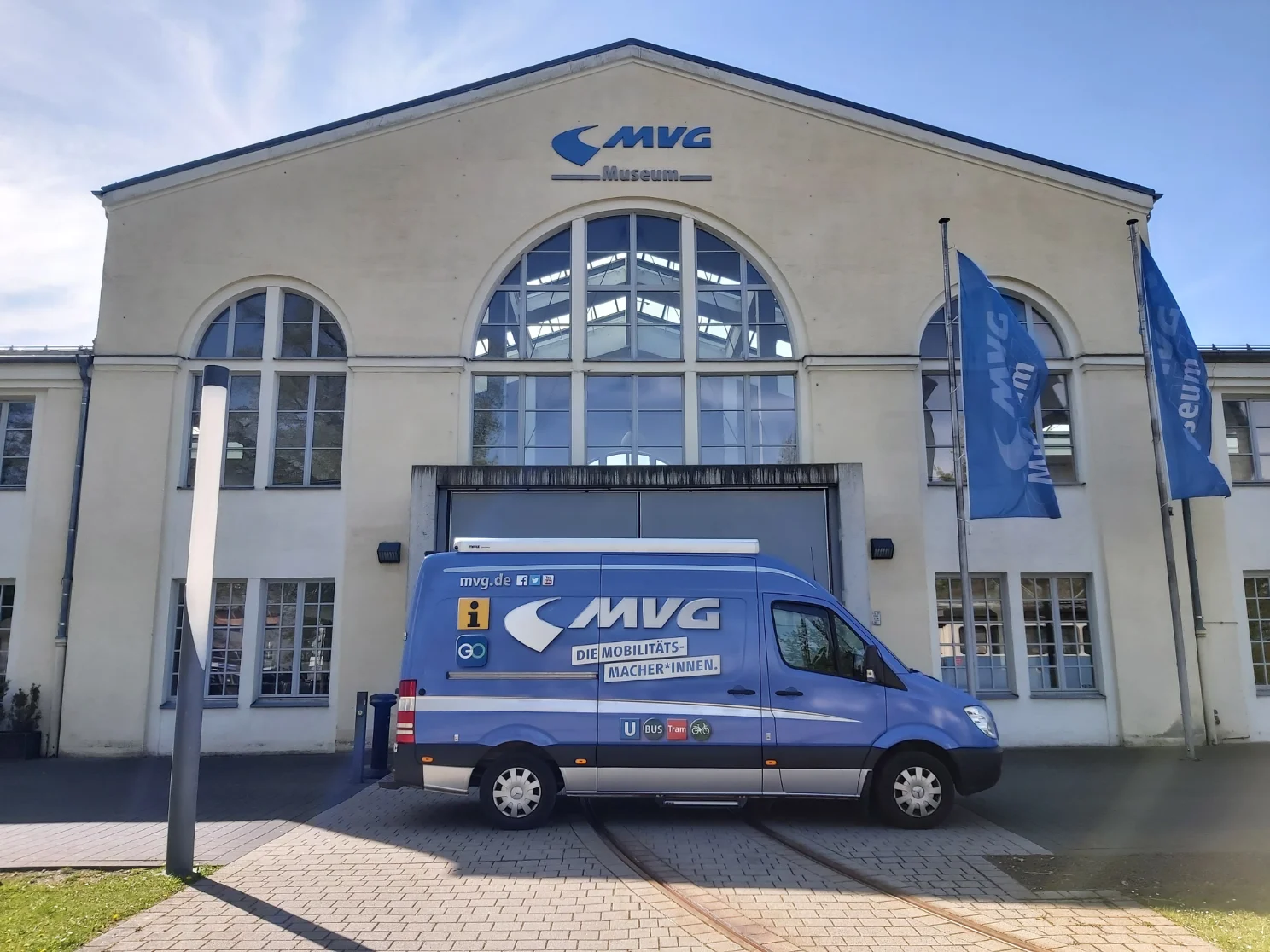Foto des MVG Infomobils vor der Fassade des MVG Museums