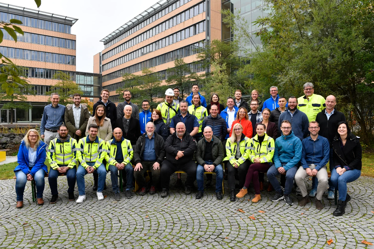 Gruppenfoto im Innenhof der Stadtwerke-Zentrale