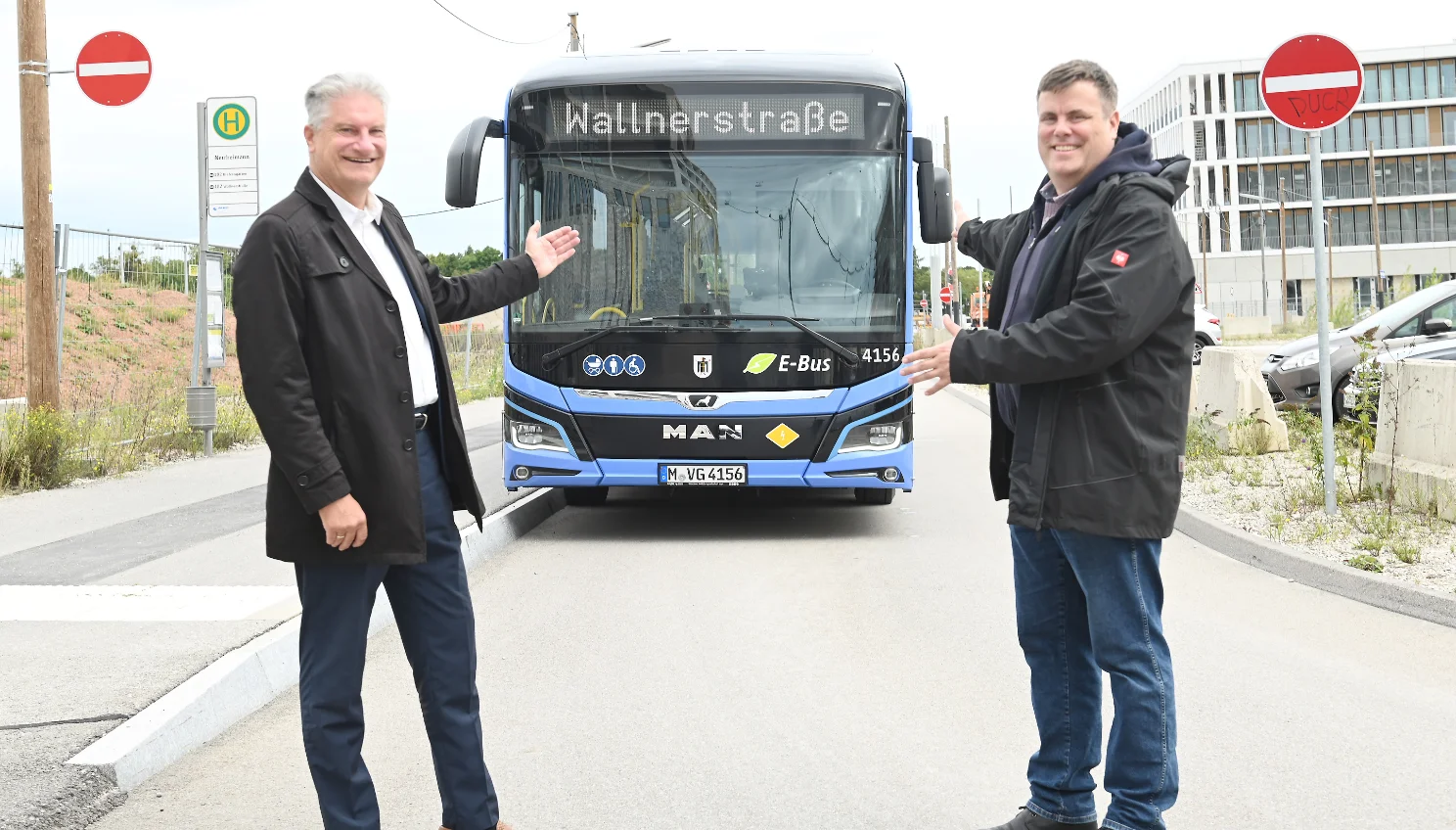 MVG-Bus-Chef Veit Bodenschatz (l.) und Patric Wolf, Vorsitzender des Bezirksausschuss 12 Schwabing – Freimann, freuen sich über die Angebotsverbesserung auf der Linie 182.