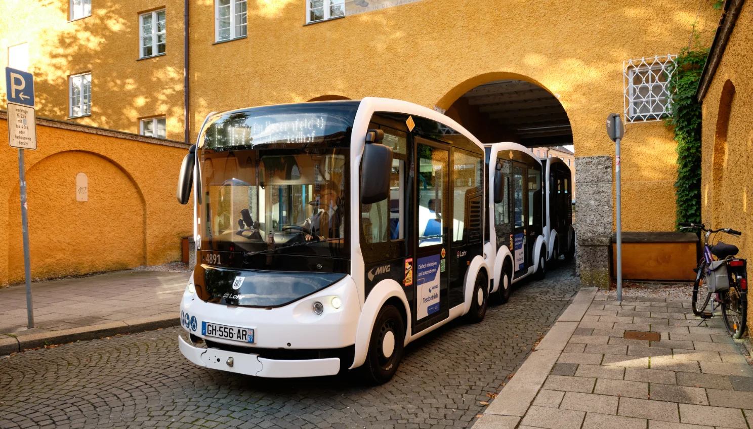 Die Kleinbusse kommen auch an Engstellen gut durch.