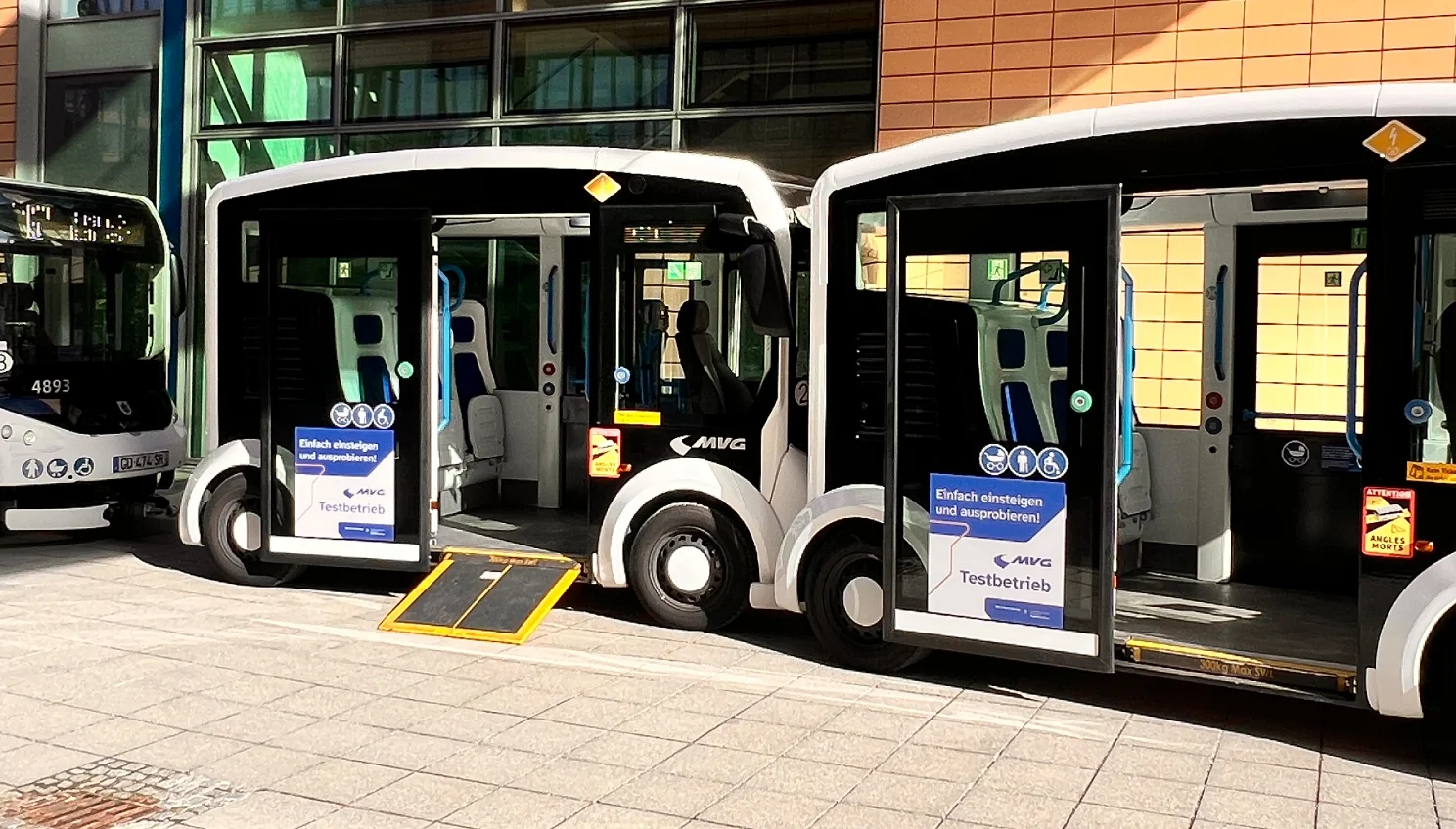 Die E-Kleinbusse auf dem Gelände der Stadtwerke-Zentrale