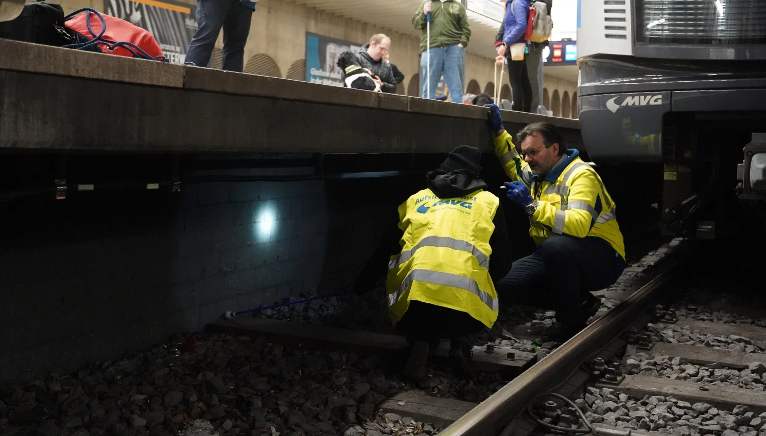 Unterhalb von jedem Bahnsteig befindet sich ein Schutzraum, in dem man sich nach einem Sturz ins Gleis vor einem einfahrenden Zug in Sicherheit bringen kann