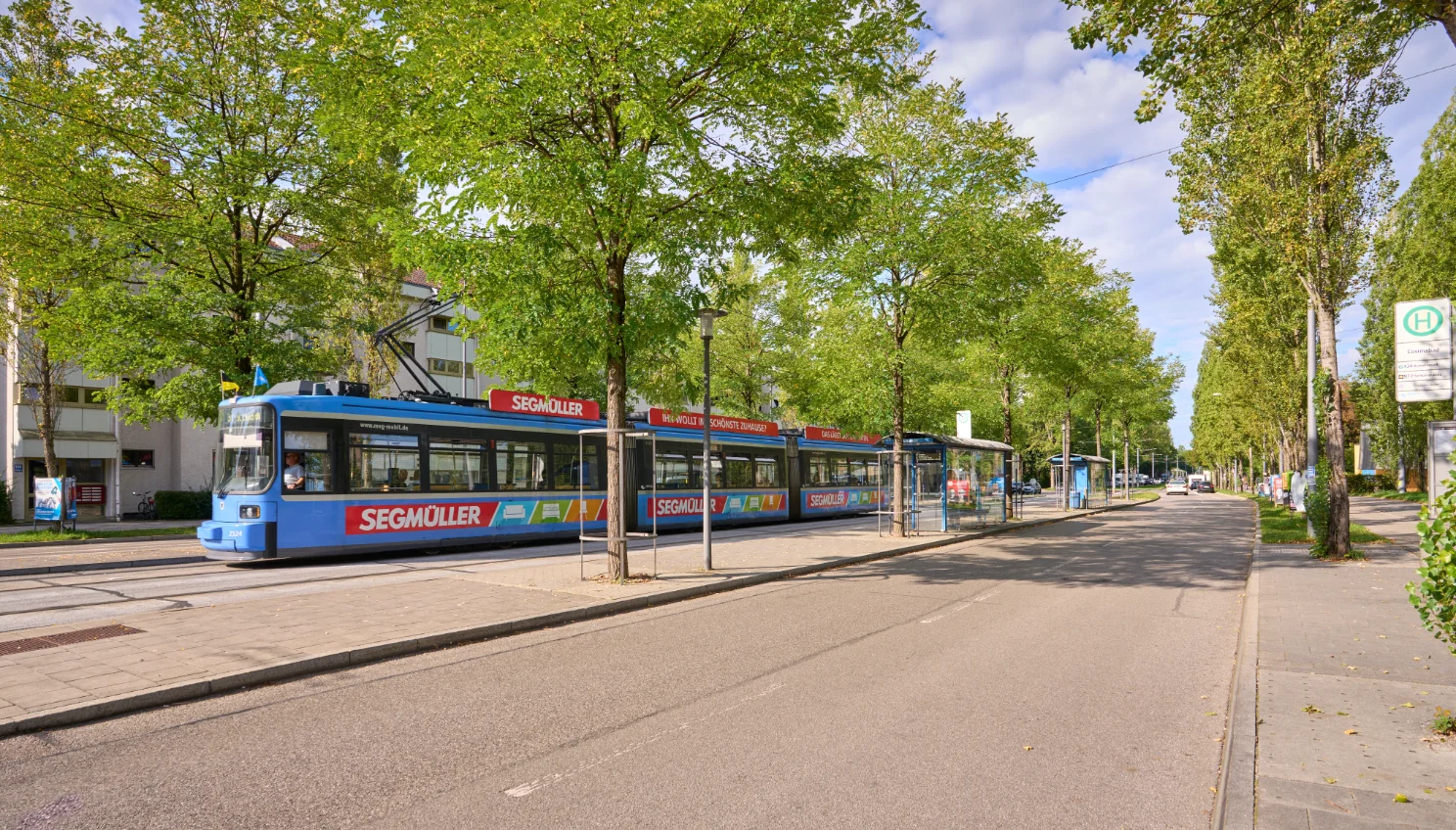 Eine Tram an der begrünten Haltestelle Cosimabad