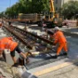 Die Gleise für die Tram-Westtangente in der Fürstenrieder Straße werden mit einem Kran an ihren künftigen Platz gehoben.