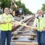 MVG-Chef Ingo Wortmann und Leiter Großprojekte Alex Indra vor den Gleisen, die jetzt in der Fürstenrieder Straße eingebaut werden.