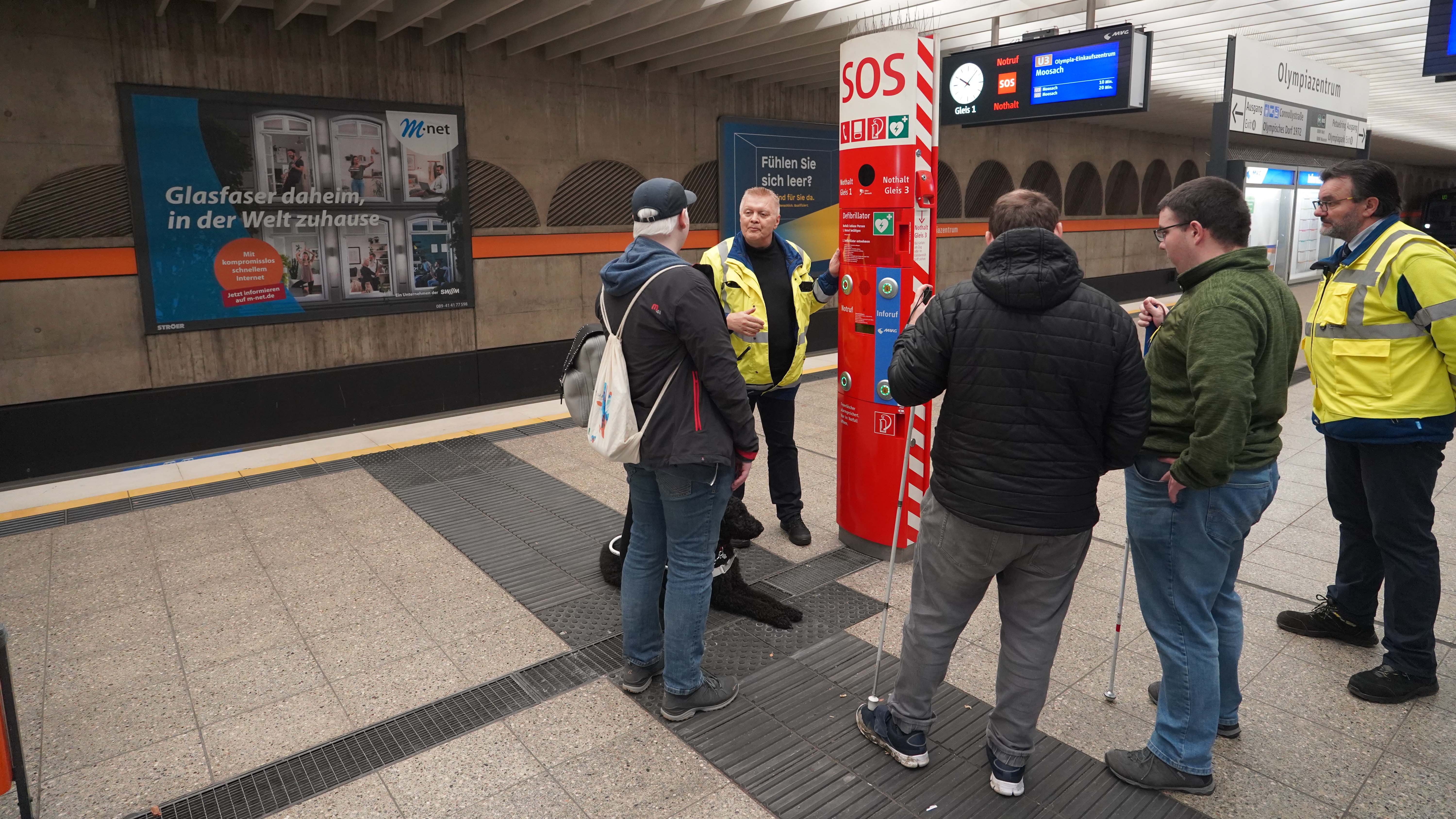 Die Teilnehmer*innen können Fragen rund um die U-Bahn-Notrufsäule stellen.