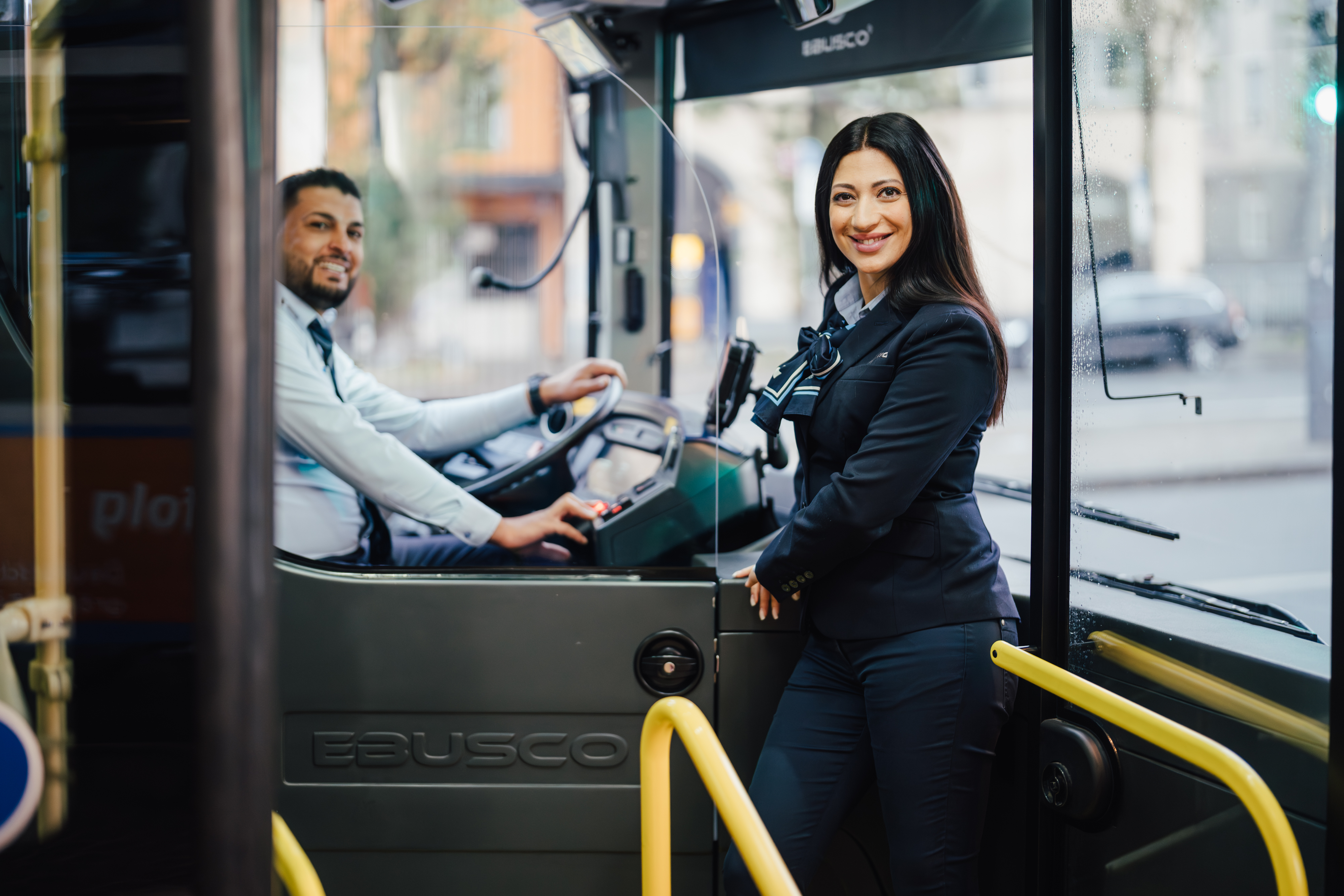 Busfahrerin und Busfahrer am Arbeitsplatz